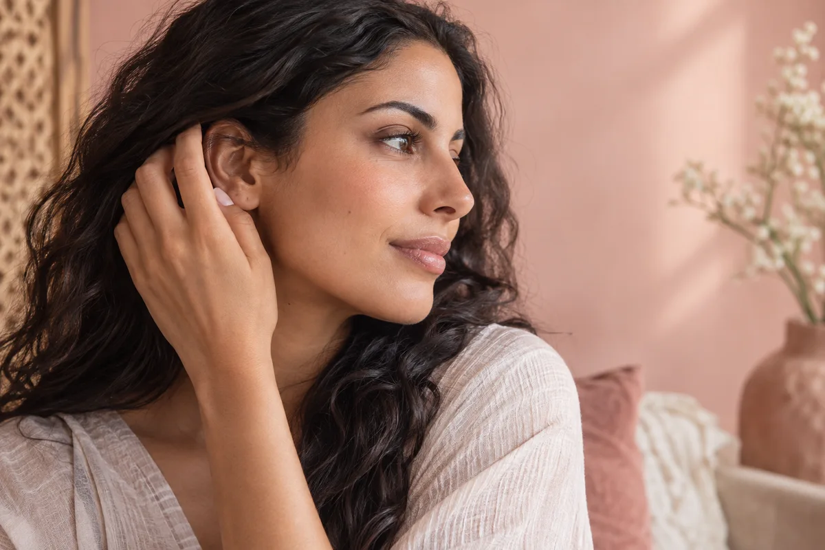 Cheveux ondulés et manucure naturelle