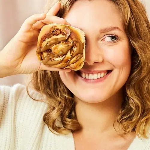 Naughty Nuts، معجون للدهن، لفائف القرفة، خالٍ من السكر، 250g – Image 4