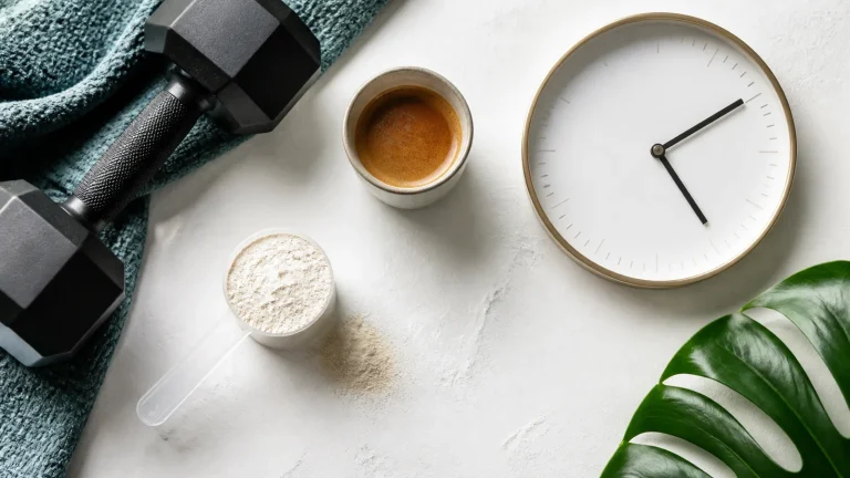 Pré-workout, caféine et horloge illustrant le choix de l’horaire